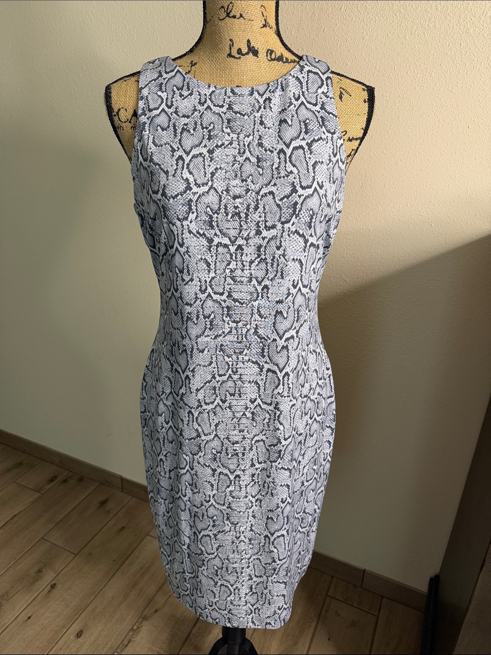 CACHE Sleeveless Snake Print Sheath Dress - White/Gray/Black 🖤